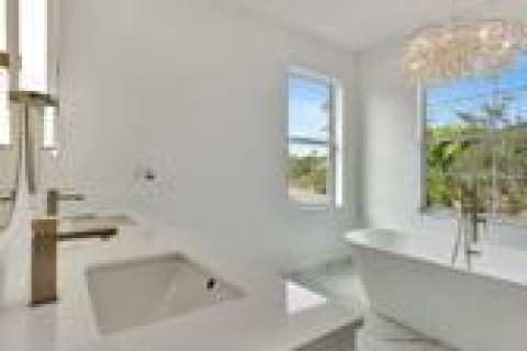 House in West Palm Beach, Florida 6 bedrooms, 361.76 sq.m. № 2172014 - photo 12