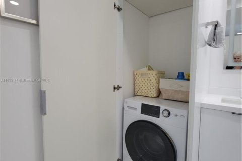 Condo in Hollywood, Florida, 2 bedrooms  № 1962751 - photo 19