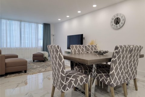 Condo in Hollywood, Florida, 2 bedrooms  № 1962751 - photo 11