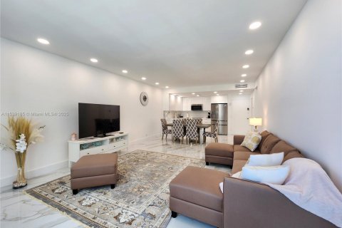 Condo in Hollywood, Florida, 2 bedrooms  № 1962751 - photo 5