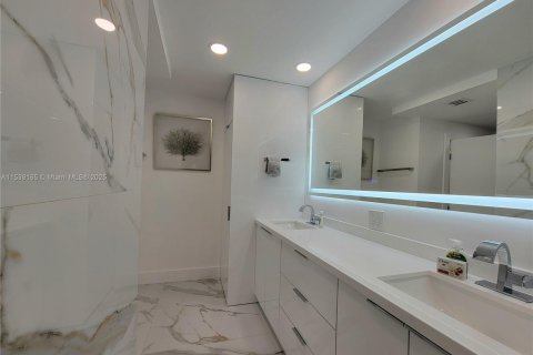 Condo in Hollywood, Florida, 2 bedrooms  № 1962751 - photo 18