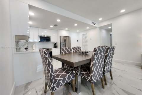 Condo in Hollywood, Florida, 2 bedrooms  № 1962751 - photo 10