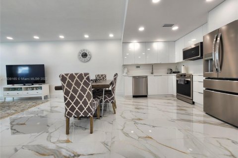 Condo in Hollywood, Florida, 2 bedrooms  № 1962751 - photo 7