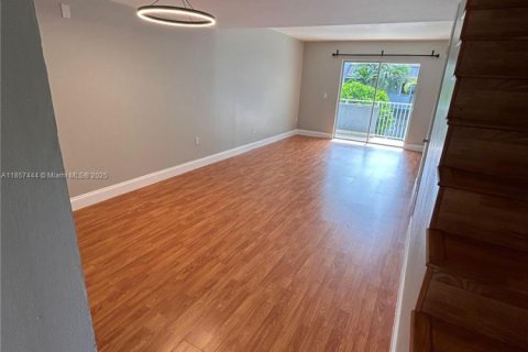 Condo in Miami, Florida, 2 bedrooms  № 1882366 - photo 3