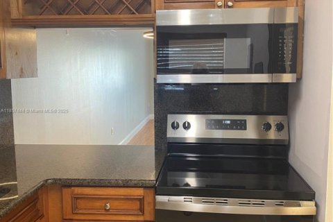 Condo in Miami, Florida, 2 bedrooms  № 1882366 - photo 5