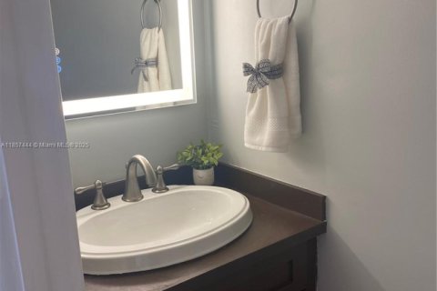 Condo in Miami, Florida, 2 bedrooms  № 1882366 - photo 7