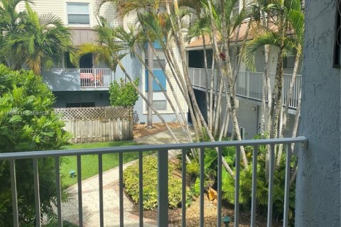 Condo in Miami, Florida, 2 bedrooms  № 1882366 - photo 1