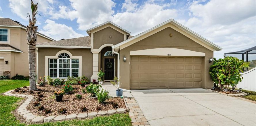 House in Land O' Lakes, Florida 4 bedrooms, 167.69 sq.m. № 1538620