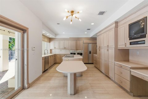 House in Miami, Florida 5 bedrooms, 355.44 sq.m. № 2040628 - photo 26