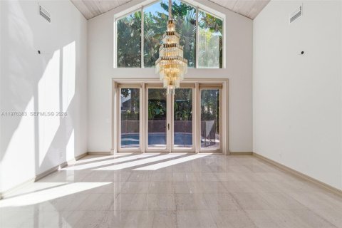 House in Miami, Florida 5 bedrooms, 355.44 sq.m. № 2040628 - photo 17