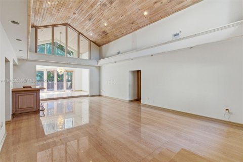 House in Miami, Florida 5 bedrooms, 355.44 sq.m. № 2040628 - photo 10