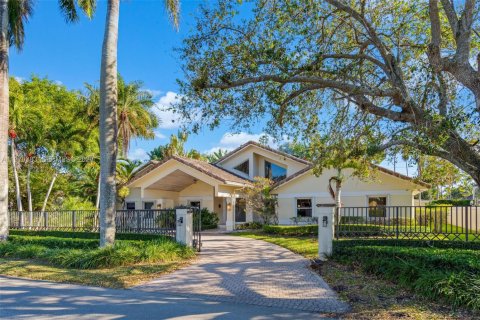 House in Miami, Florida 5 bedrooms, 355.44 sq.m. № 2040628 - photo 5