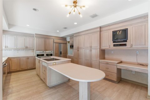 House in Miami, Florida 5 bedrooms, 355.44 sq.m. № 2040628 - photo 28