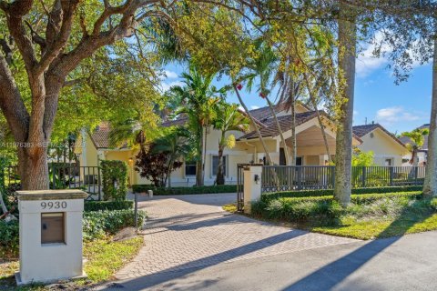 House in Miami, Florida 5 bedrooms, 355.44 sq.m. № 2040628 - photo 2