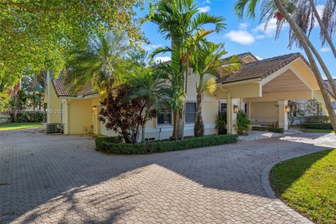 House in Miami, Florida 5 bedrooms, 355.44 sq.m. № 2040628 - photo 3