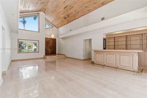 House in Miami, Florida 5 bedrooms, 355.44 sq.m. № 2040628 - photo 14