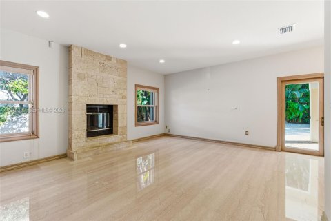 House in Miami, Florida 5 bedrooms, 355.44 sq.m. № 2040628 - photo 22