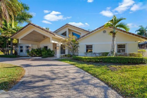 House in Miami, Florida 5 bedrooms, 355.44 sq.m. № 2040628 - photo 6