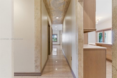 House in Miami, Florida 5 bedrooms, 355.44 sq.m. № 2040628 - photo 20