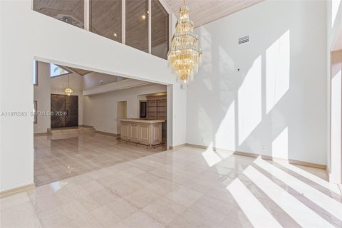 House in Miami, Florida 5 bedrooms, 355.44 sq.m. № 2040628 - photo 19