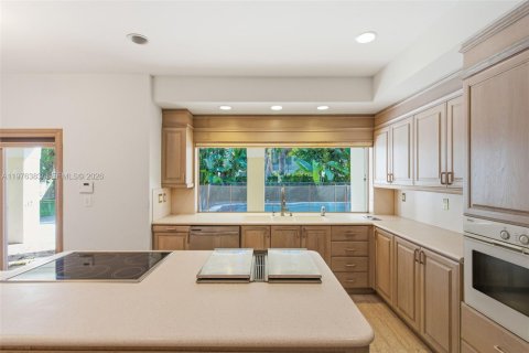 House in Miami, Florida 5 bedrooms, 355.44 sq.m. № 2040628 - photo 30