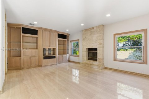 House in Miami, Florida 5 bedrooms, 355.44 sq.m. № 2040628 - photo 24