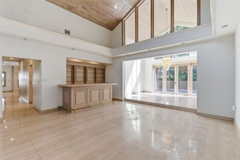 House in Miami, Florida 5 bedrooms, 355.44 sq.m. № 2040628 - photo 13