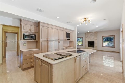 House in Miami, Florida 5 bedrooms, 355.44 sq.m. № 2040628 - photo 29