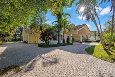 House in Miami, Florida 5 bedrooms, 355.44 sq.m. № 2040628 - photo 4