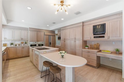 House in Miami, Florida 5 bedrooms, 355.44 sq.m. № 2040628 - photo 27