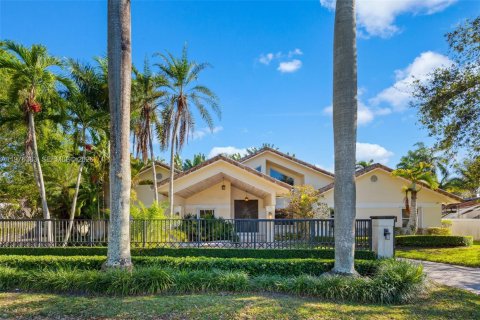 House in Miami, Florida 5 bedrooms, 355.44 sq.m. № 2040628