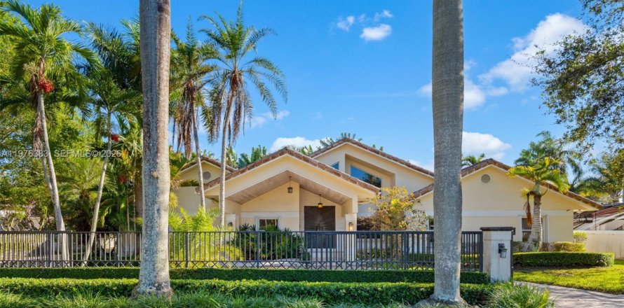 House in Miami, Florida 5 bedrooms, 355.44 sq.m. № 2040628