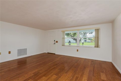 House in New Port Richey, Florida 2 bedrooms, 93.18 sq.m. № 1782179 - photo 5