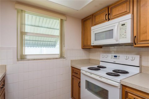 House in New Port Richey, Florida 2 bedrooms, 93.18 sq.m. № 1782179 - photo 13
