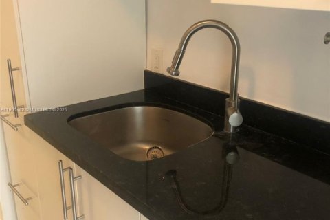 Commercial property in Miami Beach, Florida № 2081955 - photo 24