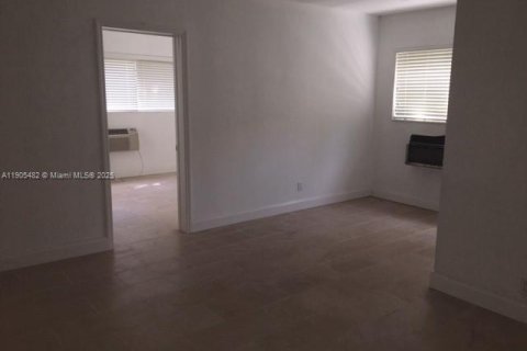 Commercial property in Miami Beach, Florida № 2081955 - photo 13