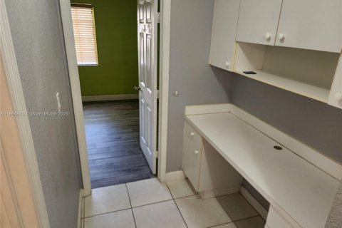 Casa en venta en Miami, Florida, 3 dormitorios, 183.76 m2 № 1943546 - foto 17