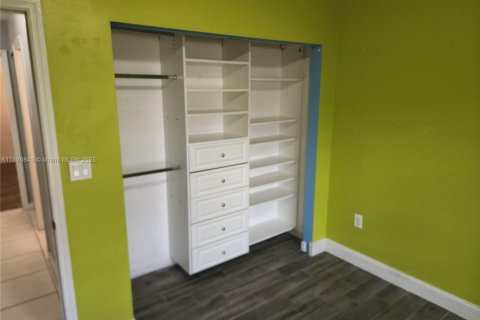 Casa en venta en Miami, Florida, 3 dormitorios, 183.76 m2 № 1943546 - foto 16