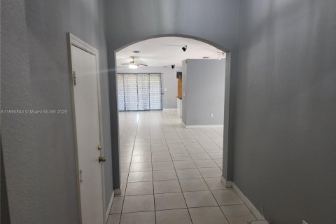 Casa en venta en Miami, Florida, 3 dormitorios, 183.76 m2 № 1943546 - foto 8