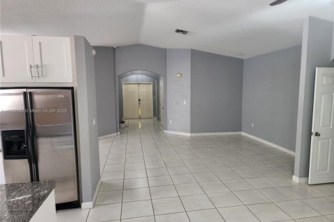 Casa en venta en Miami, Florida, 3 dormitorios, 183.76 m2 № 1943546 - foto 12