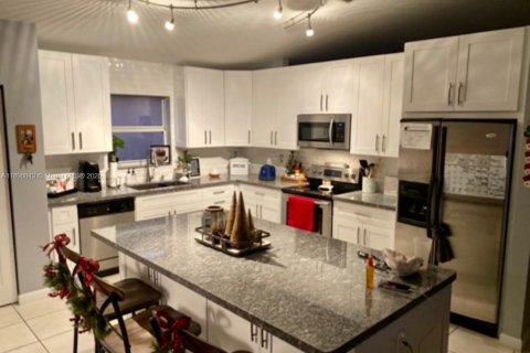 Casa en venta en Miami, Florida, 3 dormitorios, 183.76 m2 № 1943546 - foto 13