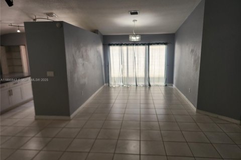 Casa en venta en Miami, Florida, 3 dormitorios, 183.76 m2 № 1943546 - foto 9