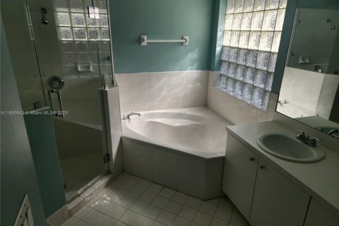 Casa en venta en Miami, Florida, 3 dormitorios, 183.76 m2 № 1943546 - foto 23