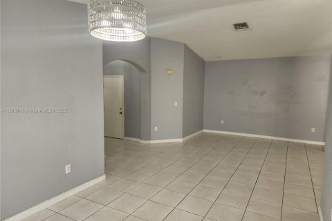 Casa en venta en Miami, Florida, 3 dormitorios, 183.76 m2 № 1943546 - foto 10