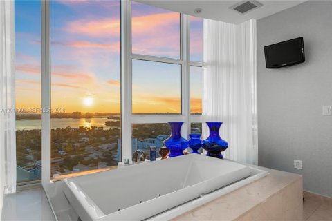 Copropriété à louer à Miami Beach, Floride: 3 chambres, 241.55 m2 № 2171069 - photo 13