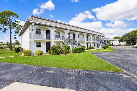 Condo in Englewood, Florida, 2 bedrooms  № 2427561 - photo 2
