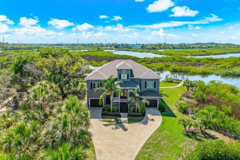 House in Tarpon Springs, Florida 4 bedrooms, 268.58 sq.m. № 2152185