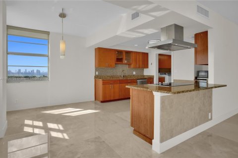 Condo in Miami Beach, Florida, 2 bedrooms  № 1864420 - photo 3