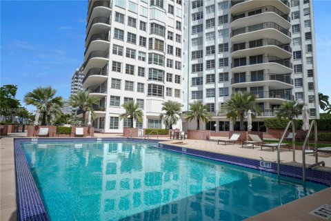 Condo in Miami Beach, Florida, 2 bedrooms  № 1864420 - photo 14