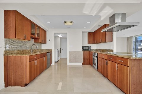 Condo in Miami Beach, Florida, 2 bedrooms  № 1864420 - photo 4